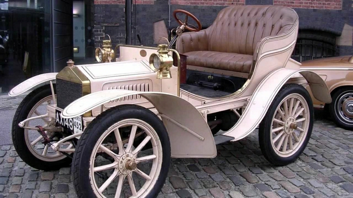 vintage-auto-luxuriös-und-silber-resized