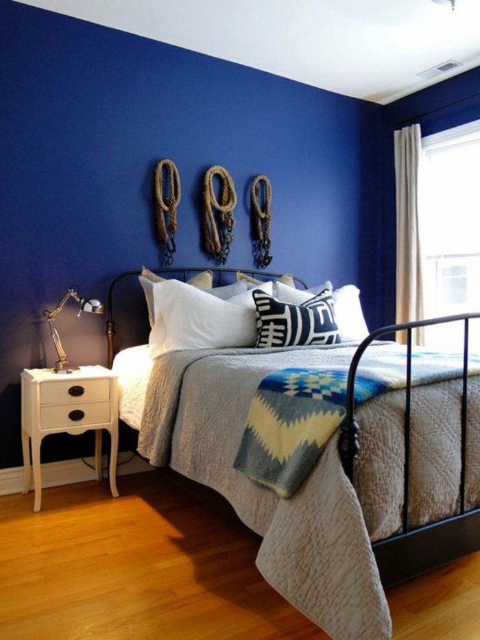 wandfarbe-blau-gemütliches-schlafzimmer