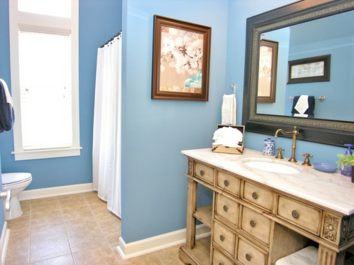 wandfarbe-blau-großer-spiegel-tolles-interieur