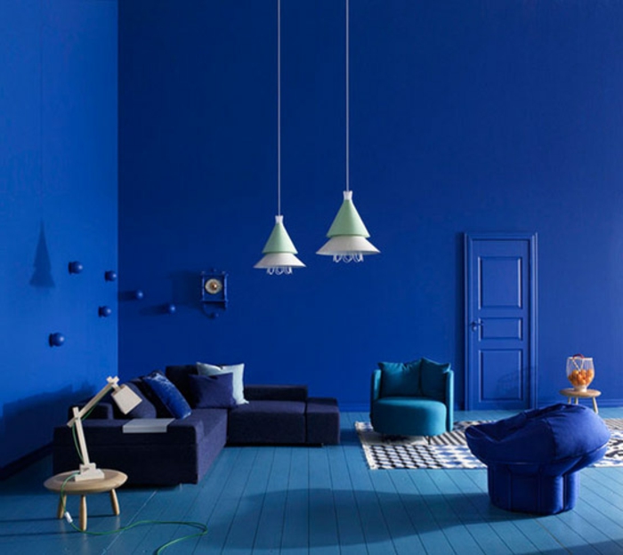 wandfarbe-blau-hängende-lampen-im-wohnzimmer