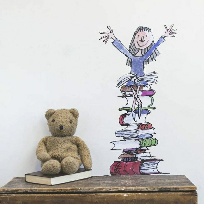wandsticker-Matilda-ihre-Bücher-Kinderzimmer