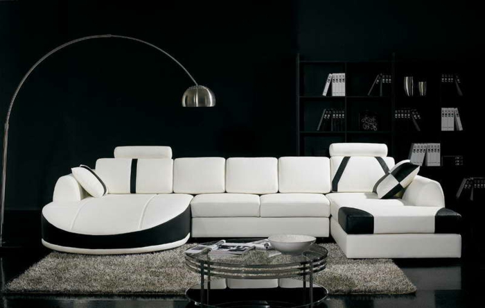 wanfarben-kombinationen-weißes-schickes-sofa-schwarze-wand