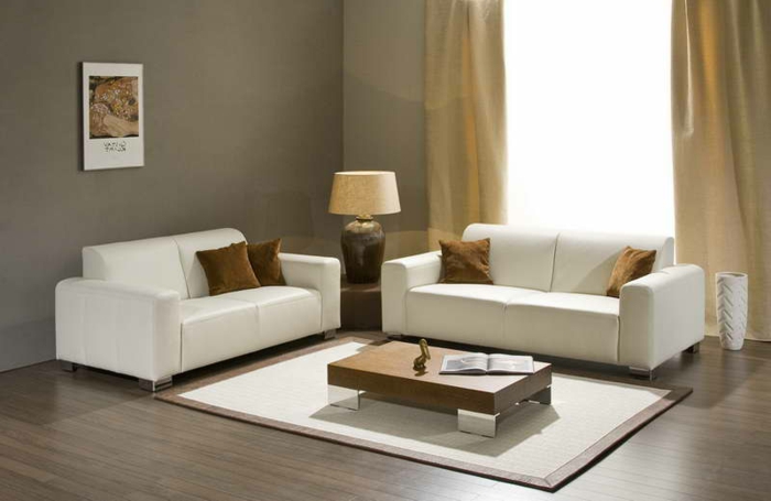wanfarben-kombinationen-zwei-weiße-sofas