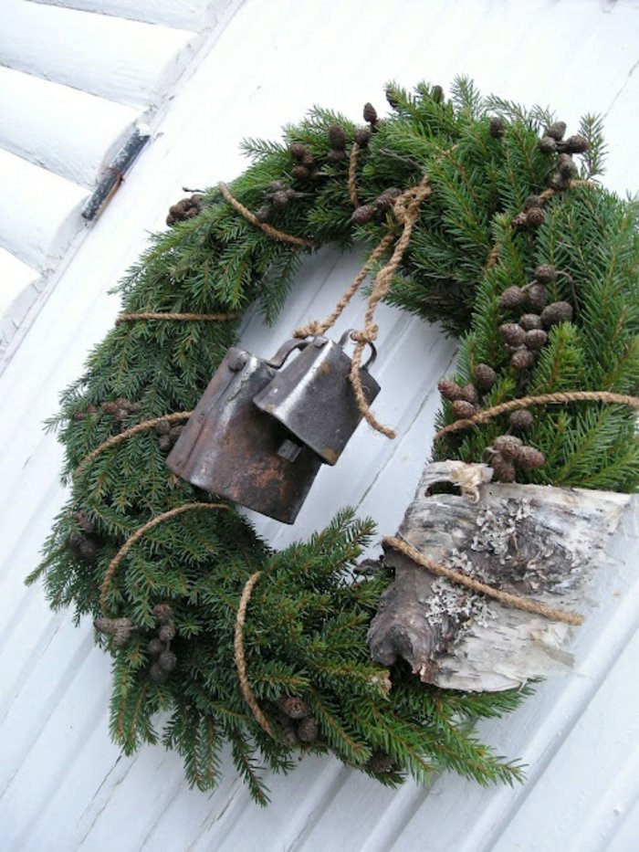 weihnachtliche-Dekoration-Türdekoration-Kranz-Erlenzweige-kleine-Zapfen-Schnur-Glocken