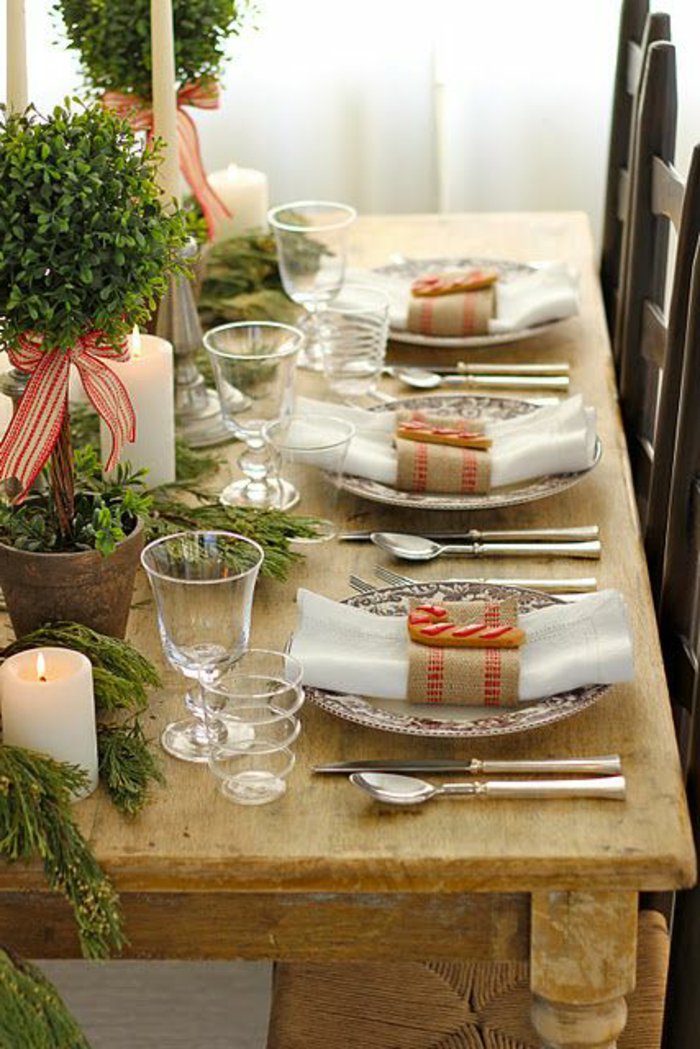 weihnachtliche-Tischdeko-Erlenzweige-Gläser-Topfpflanzen-Bänder