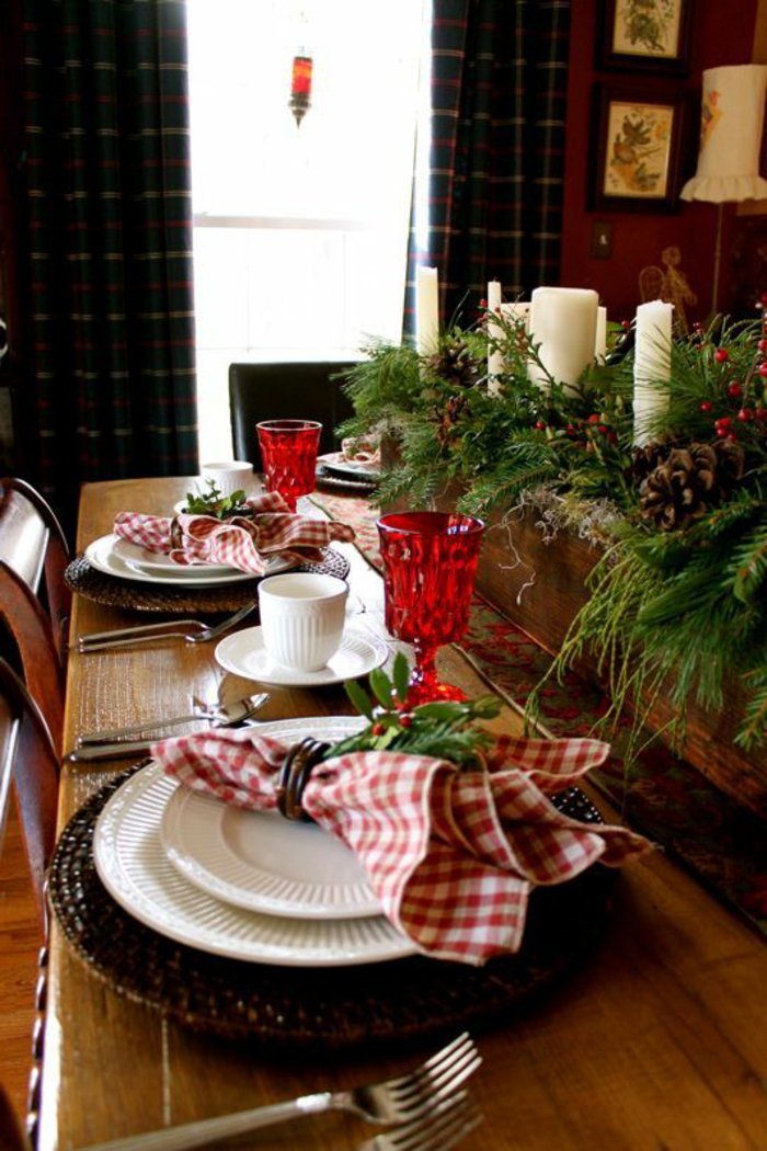 weihnachtliche-Tischdeko-elegant-exquisit-Erlenzweige-Zapfen