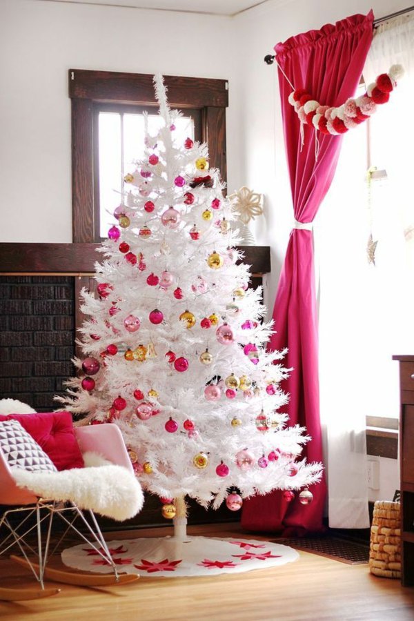 weihnachtsbaum-künstlich-kokett-süß-weiß-rosa-Spielzeuge