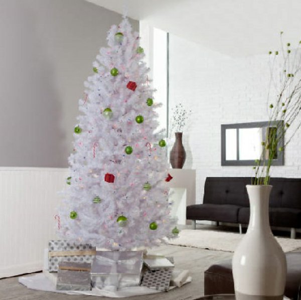 weihnachtsbaum-künstlich-weiss-grüne-rote-Spielzeuge-Geschenke-silberne-Verpackung