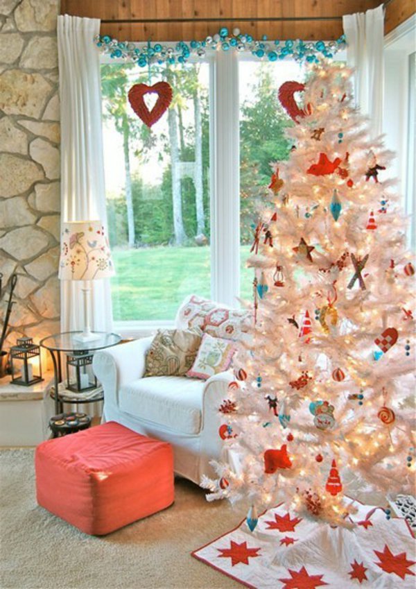 weihnachtsbaum-künstlich-weisser-Tannenbaum-Spielzeuge-dekorative-Herzen
