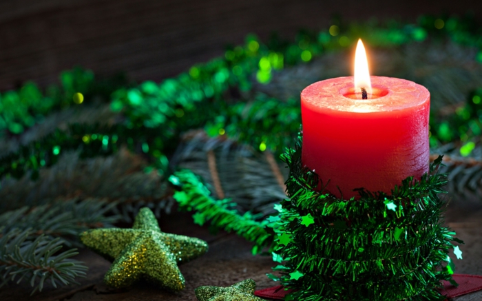 weihnachtsdeko-basteln-rote-Kerze-grüne-Stern-Girlande