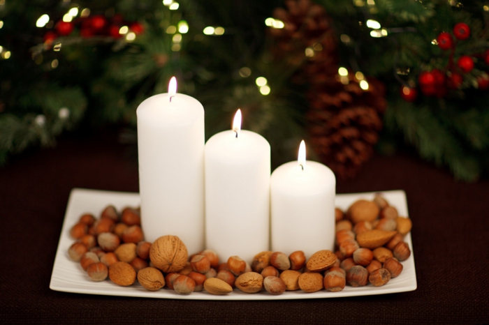 weihnachtsdeko-selber-machen-Teller-Nüsse-weiße-Kerzen-wunderschöne-Tischdekoration