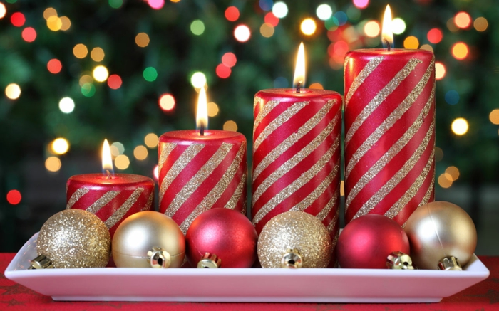 weihnachtsdeko-selber-machen-Tischdekoration-rot-goldene-Kerzen-Kugeln