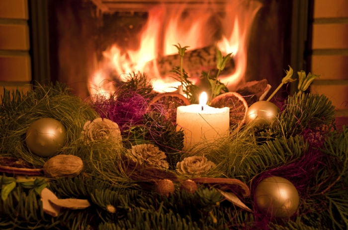 Weihnachtsdekoration-Kamin-gemütlich-warm
