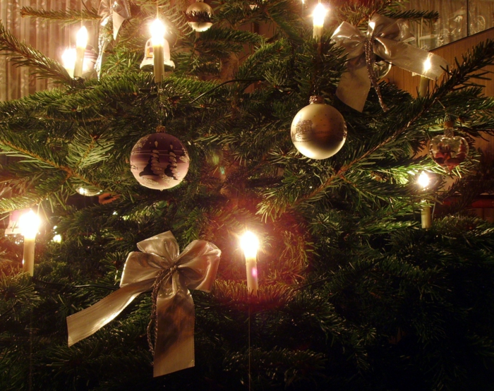 weihnachtsdekoration-ideen-Tannenbaum-goldener-Schmuck-Kugeln-Bänder