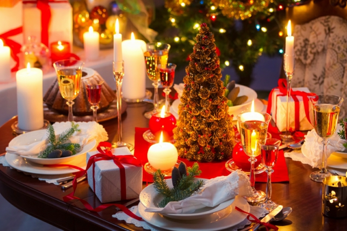 weihnachtsdekoration-ideen-fantastische-Tischdekoration-Weingläser-Kerzen