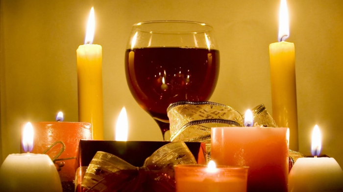 weihnachtsdekoration-ideen-schöne-Tischdekoration-Weinglas-Kerzen-Bänder