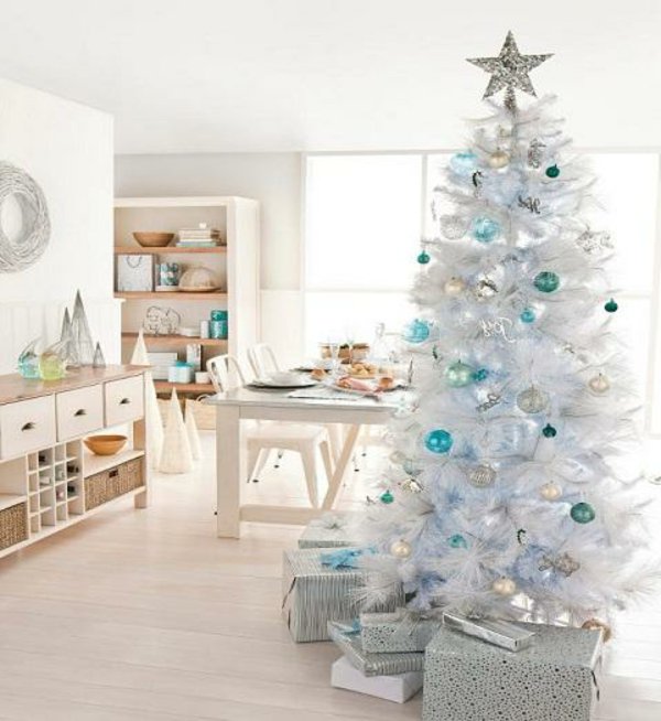 weisser-Tannenbaum-Spielzeug-Aqua-Nuancen-Geschenke-silberne-Verpackung