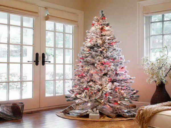 weisser-weihnachtsbaum-künstlich-gemütliche-Dekoration