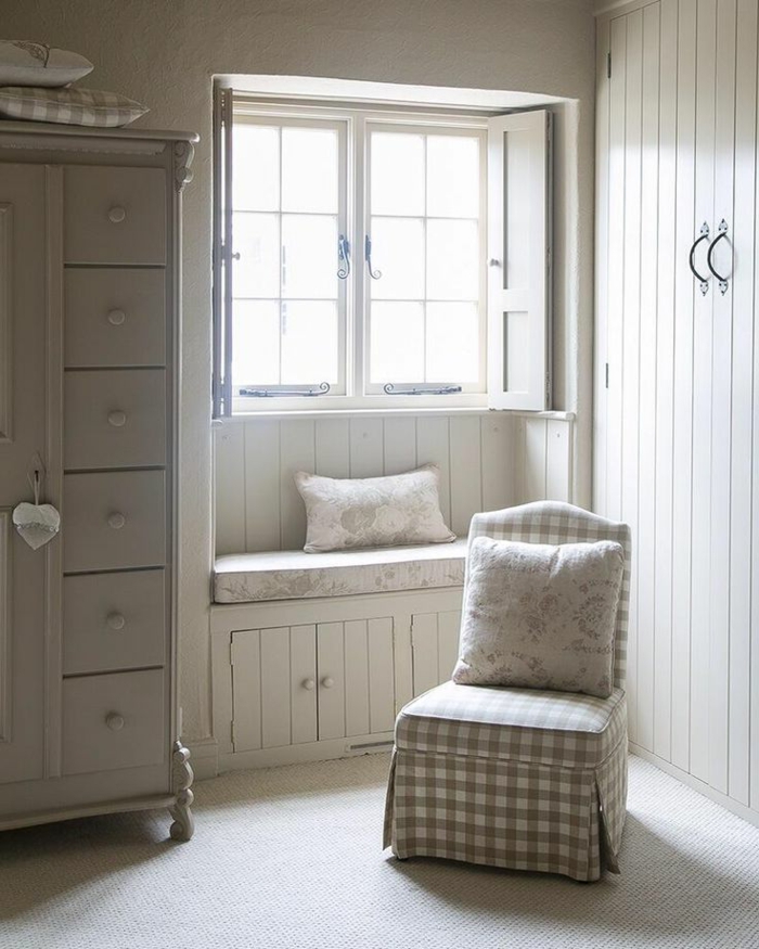 weiße-Schlafzimmer-Gestaltung-Sessel-Kleiderschrank-vintage-Stil-Bank-Kissen-kleines-Fenster-Läden