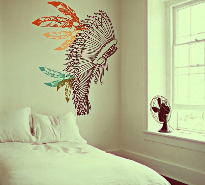 weiße-Schlafzimmer-Gestaltung-minimalistisches-Interieur-Wandtattoo-Indianer-Boho-Stil