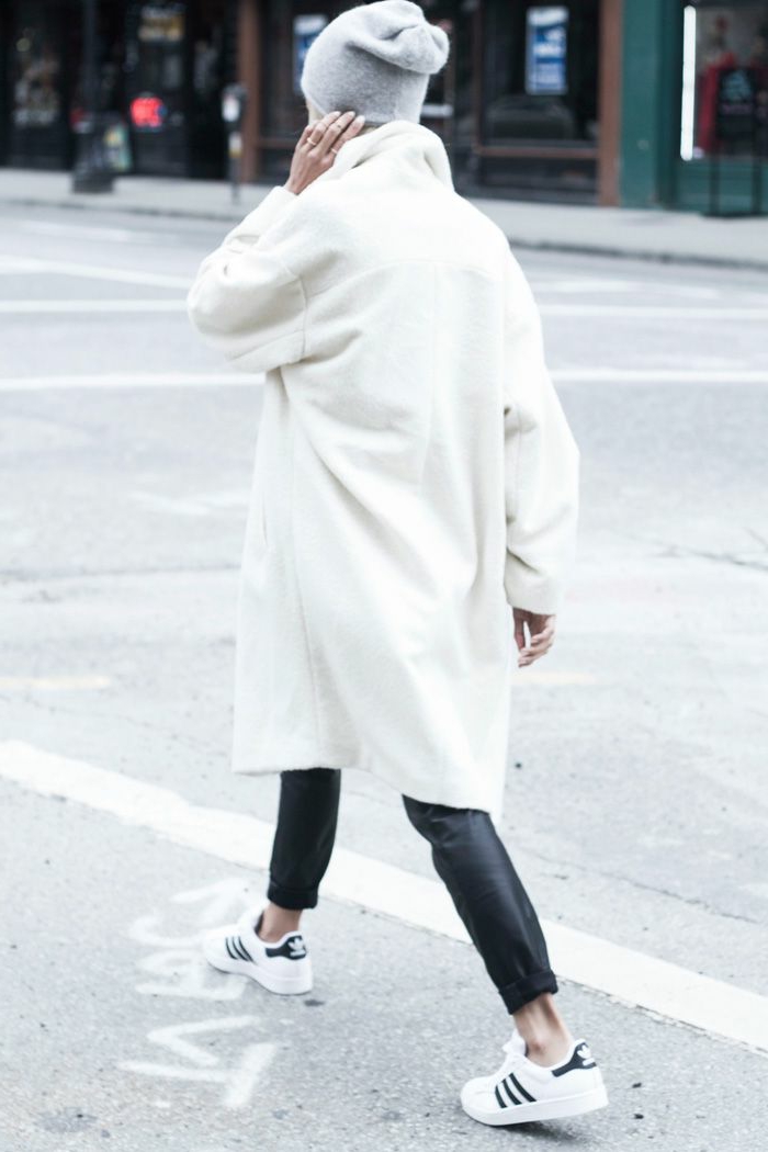 weißer-Mantel-Damen-Lederhosen-Turnschuhe-extravagante-Kombination