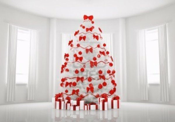 weißer-Raum-künstlicher-tannenbaum-rote-Dekoration-Bänder-Girlanden