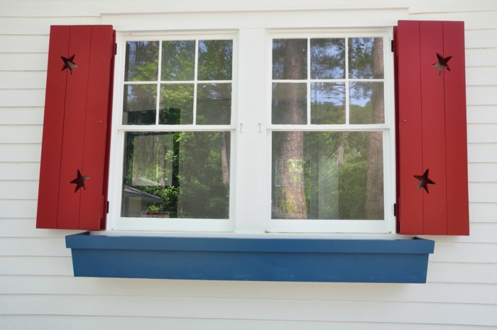 weißes-Haus-Fenster-rote-Läden-Sterne-Dekoration