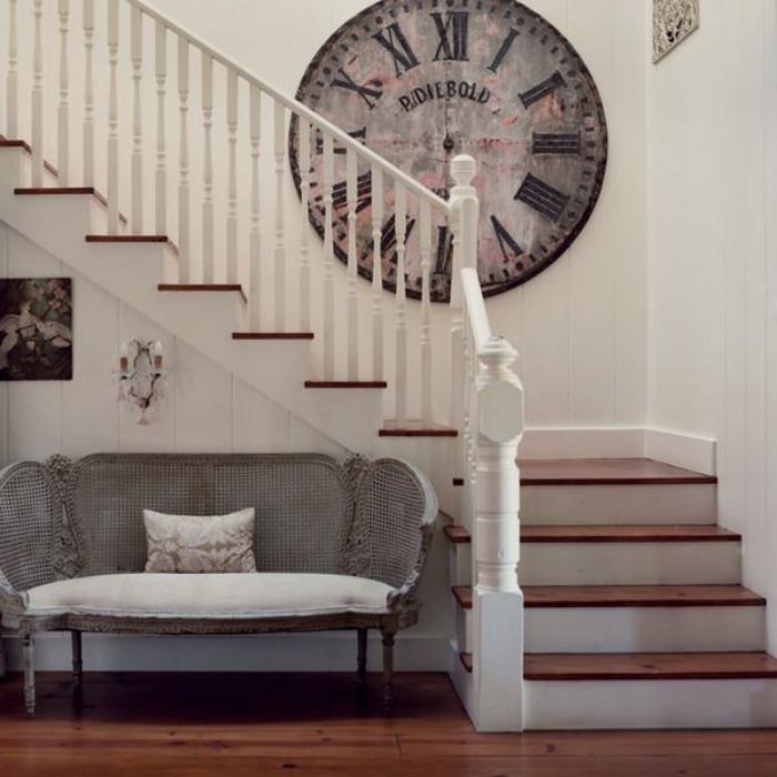 weißes-Interieur-Treppen-vintage-Wanduhr