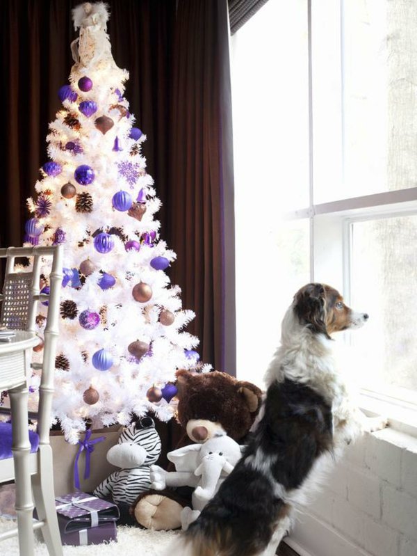 wunderschön-geschmückter-weihnachtsbaum-künstlich-lila-Spielzeuge-Hund-Fenster-Weihnachtsatmosphäre