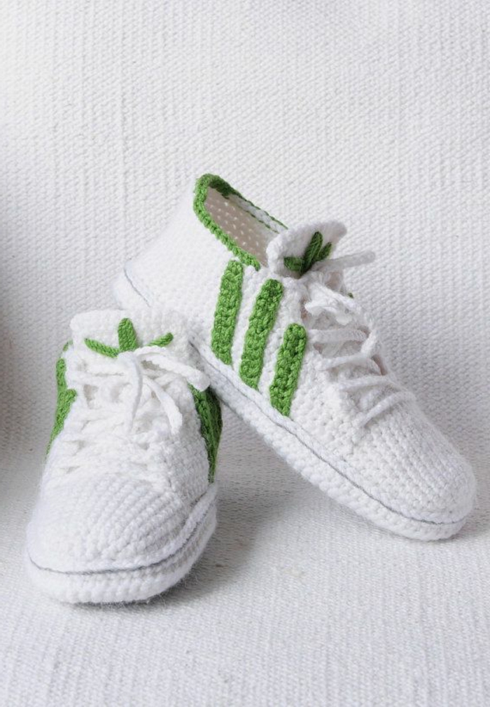 wunderschöne-Crochet-Adidas-inspirierte-Herren-Hausschuhe-weiß-grün