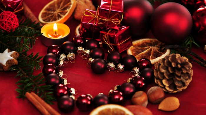 wunderschöne-Komposition-weihnachtsdeko-Tischdekoration-rote-weinrote-Nuancen