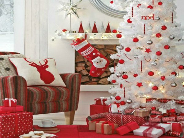 wunderschöne-Weihnachtsdekoration-weiss-rot-Tannenbaum-Spielzeug