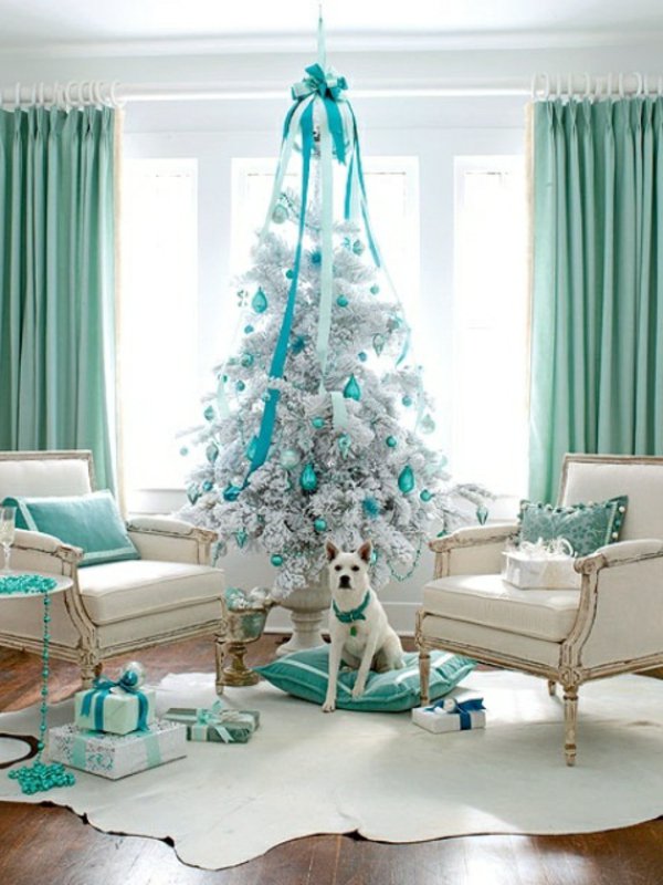 wunderschöne-Weihnachtsdekoration-weisser-Tannenbaum-Schmuck-Minze-Farbe-Geschenke-Hund