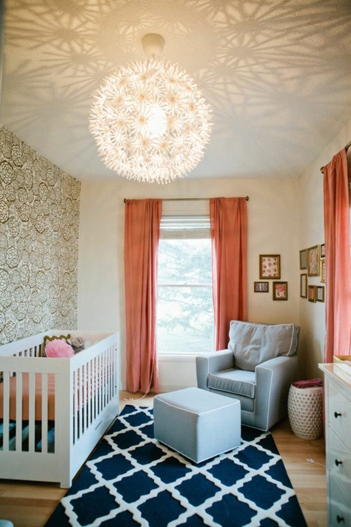 wunderschöne-Zimmer-Gestaltung-Babybett-wunderschöne-Leuchte-Tapete-goldene-Ornamente