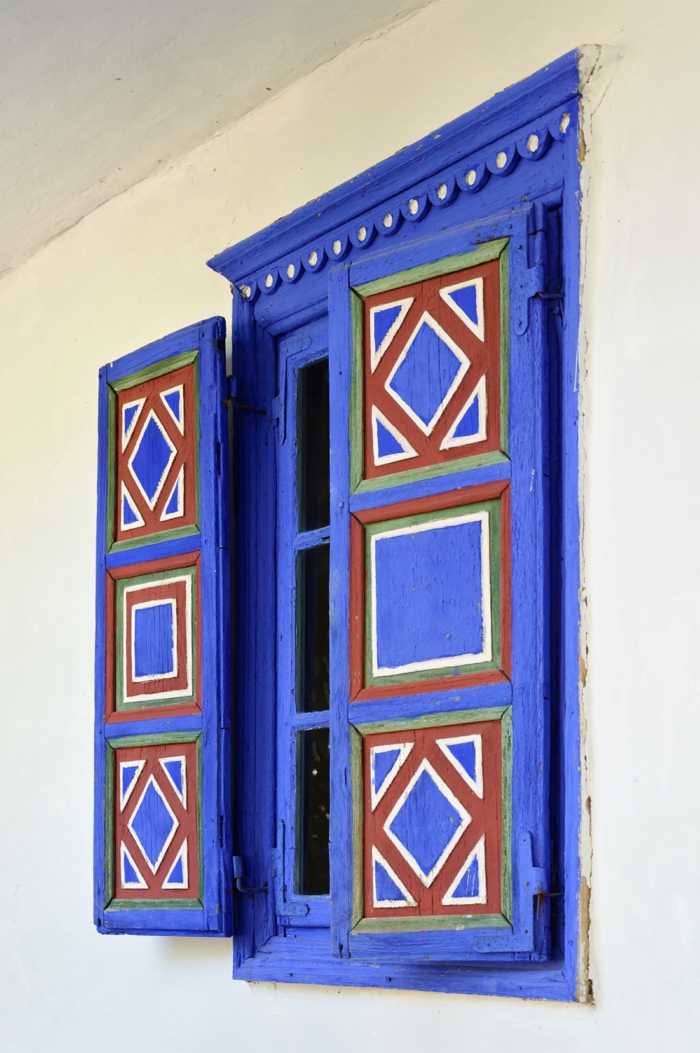blaue-Fensterläden-ethnische-Motive