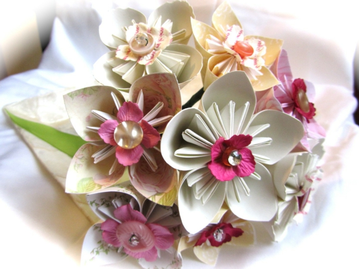wunderschöner-origami-Hochzeitsstrauß-Papierblumen-romantisch-kreativ