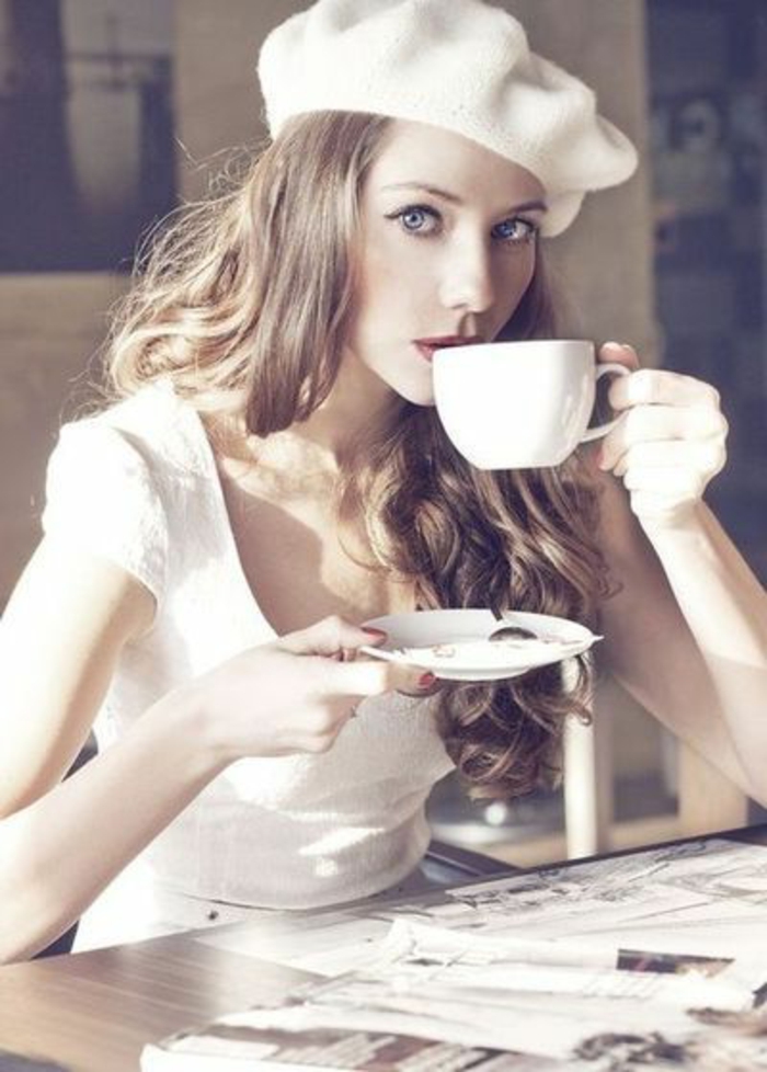wunderschönes-Foto-weiche-Nuancen-Mädchen-weißes-Barett-mütze-französischer-hut-schick-modern-klassisches-Modell-Kaffee-trinken