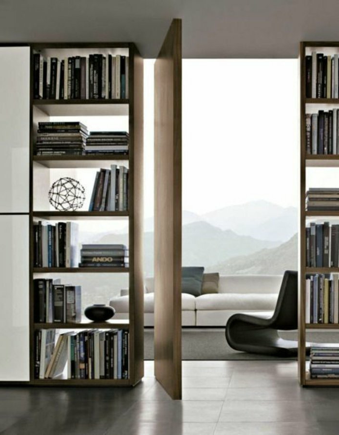 wunderschönes-Interieur-Balkon-weißes-Sofa-schwarzer-Designer-Sessel-hölzerne-Tür-einmaliges-Interieur-Bücherregale