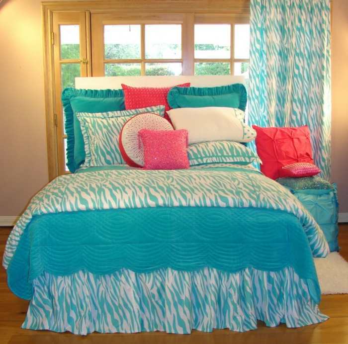 wundervolles-design-von-schlafzimmer-kissen-in-türkis-farbe