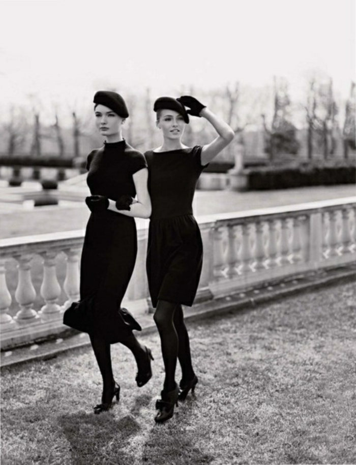 zwei-Modelle-schwarze-Kleidung-französische-Mützen-Ralph-Lauren-Kollektion-traditionell-klassisch-retro-stilvoll-elegant