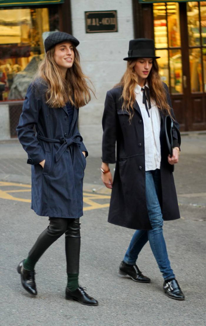 zwei-Mädchen-französische-Mütze-schick-moderne-Outfits