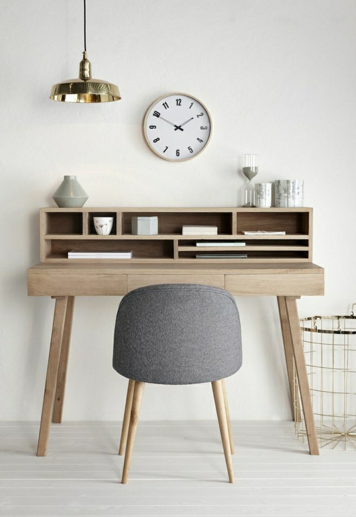 Arbeitsecke-Schreibtisch-Holz-minimalistische-Einrichtung-goldene-Leuchte-grauer-Sessel