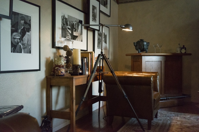 Atelier-artistisches-Interieur-Leder-Sessel-schwarz-weiße-Fotos-led-leselampe