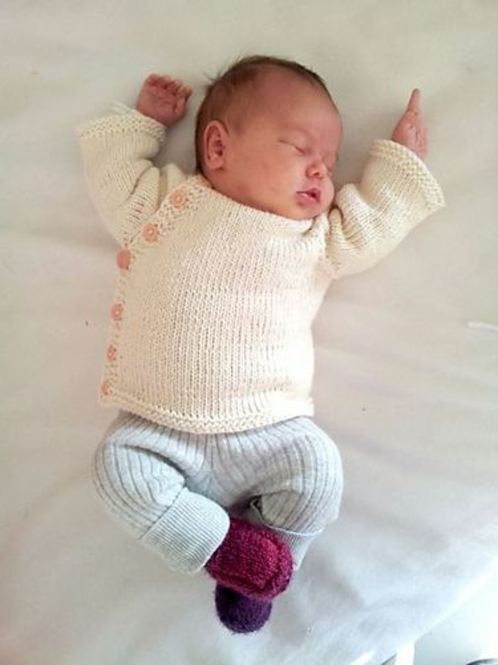 Baby-Pullover-stricken-aus-weiss-aus-baumwolle