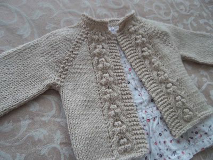 Baby-Pullover-stricken-beige-ohne-knopf
