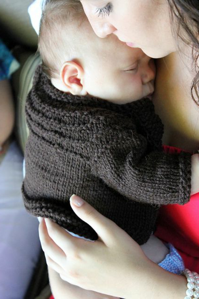 Baby-Pullover-stricken-dunkel-braun-