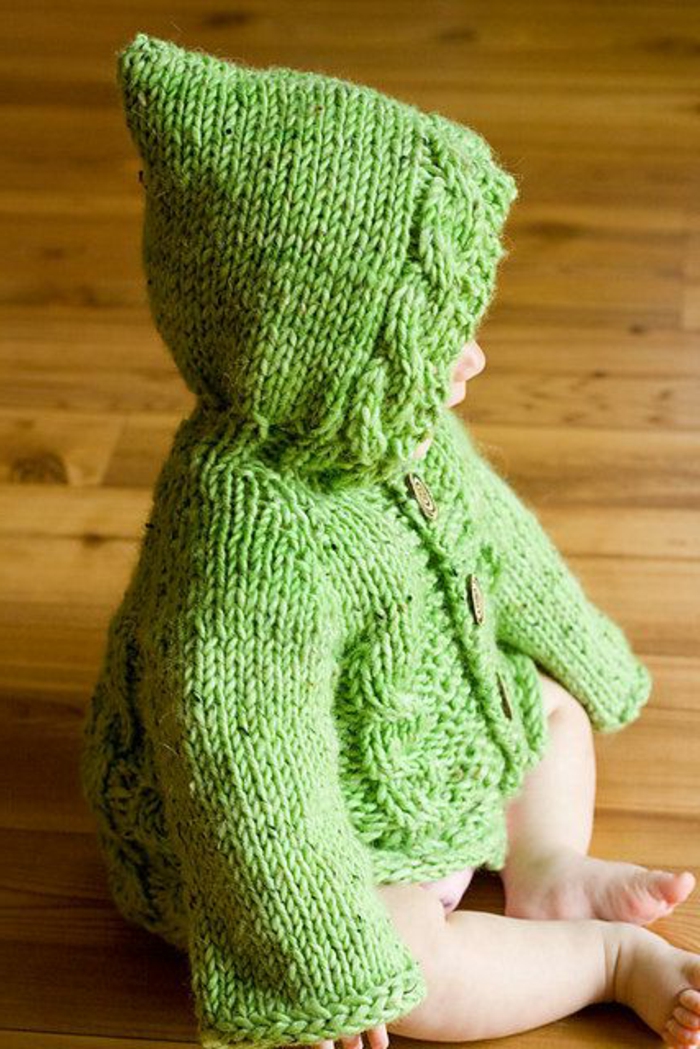 Baby-Pullover-stricken-grün-mit-hut-weich