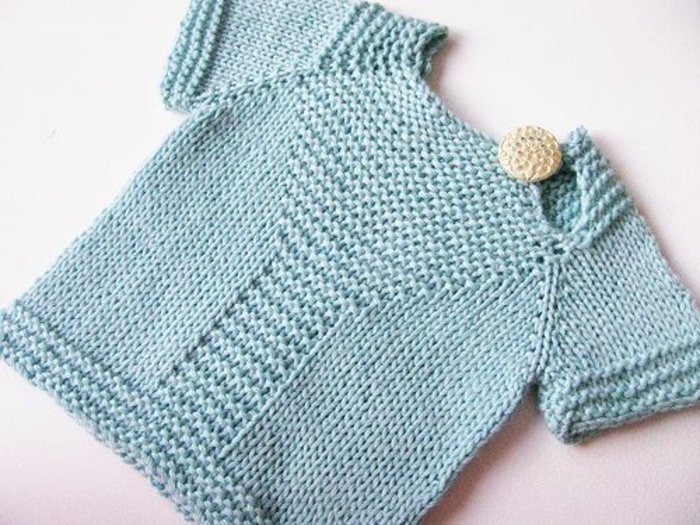 Baby-Pullover-stricken-in-blau-knopf-häkeln