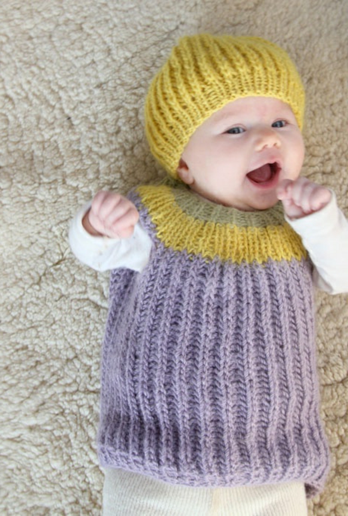 Baby-Pullover-stricken-lila-und-gelbe-akzente-gelb-mütze