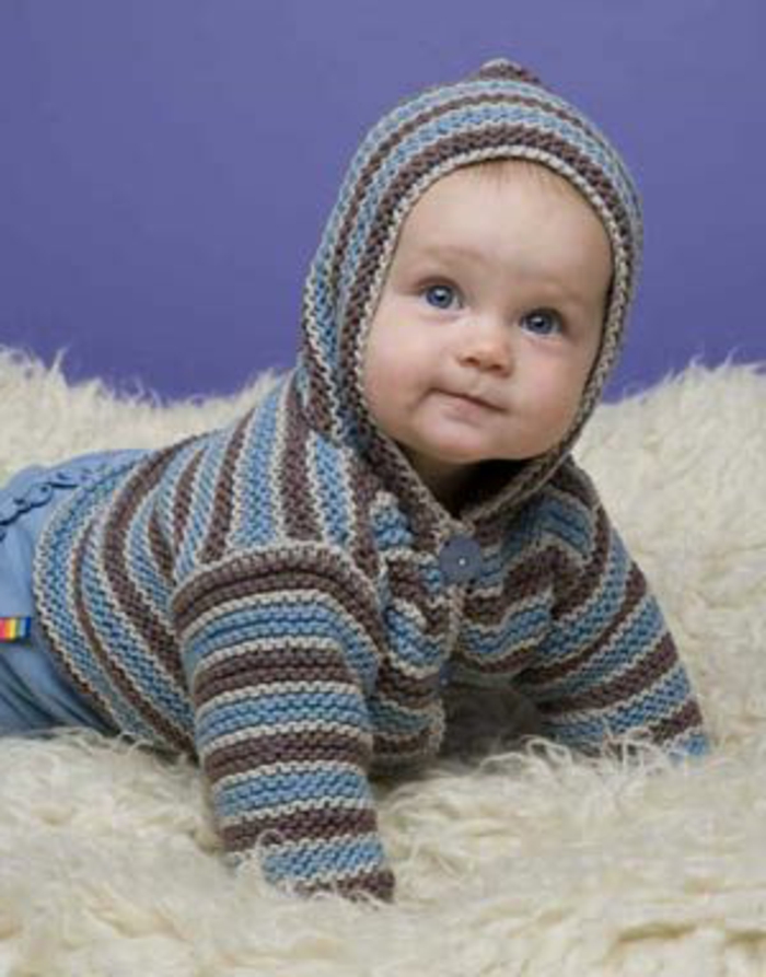 Baby-Pullover-stricken-mit-hüte-blau-braun